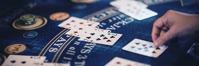 Papan informasi Lightning Baccarat menampilkan riwayat hasil dan statistik meja